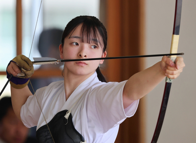 女子　弓道 伊那弥生ヶ丘高の北沢｢実感ない｣ 弓道女子個人､無欲の勝利【長野県高校