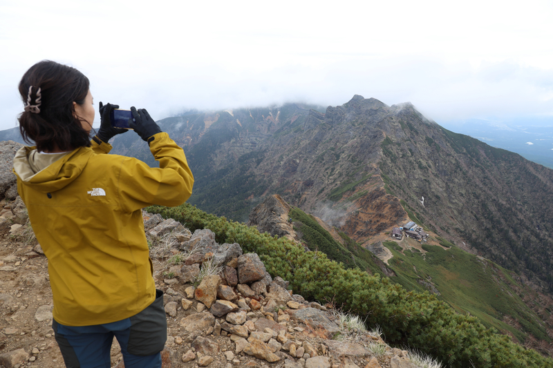 八ヶ岳に夏山シーズン到来 主峰・赤岳山頂で3年ぶり開山祭｜信濃毎日