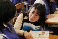 飯田市の飯田西中で教えていた頃の大橋春美さん。英語の授業でも「誰かと話す時は、相手をきちんと見ること」と伝えていた＝2005年6月撮影