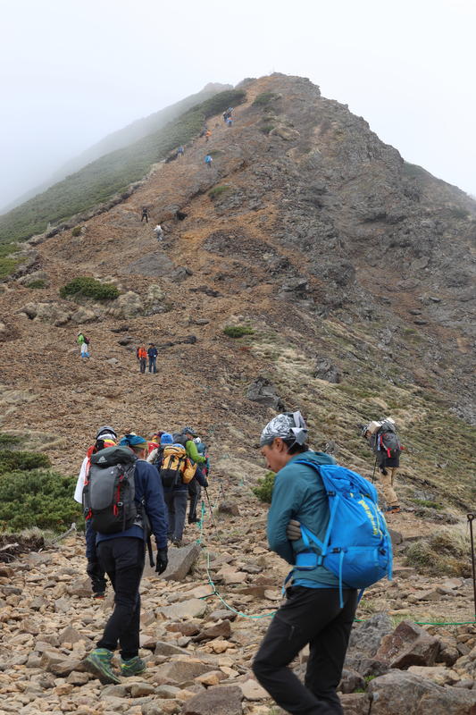 八ヶ岳連峰・赤岳 ｢八ヶ岳ブルー｣を求め集まった登山者たち｜信濃毎日