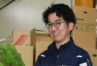 水菜を検品する小林さん