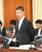 衆院財務金融委員会で質問する若林氏＝10日