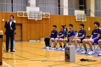 県警の長瀬警務部長（左）から採用試験の説明を聞く選手たち＝10日、須坂市