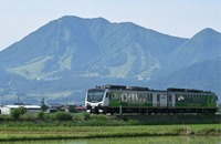 飯山市常盤の田園地帯を走り抜ける特別列車＝11日午前7時38分