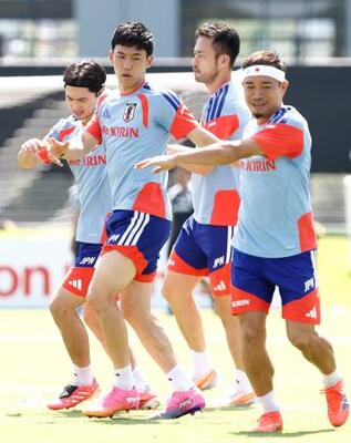 遠藤、スパイク着用で練習参加 日本代表、オランダ戦へ調整｜信濃毎日