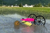 水田を走行して雑草の繁殖を抑える「ミズニゴール」＝6月上旬、松本市