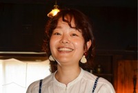 「古民家の魅力を引き出し、島の自然の良さに気づく場にしたい」。カフェで語る長瀬さん＝1日、伊豆大島