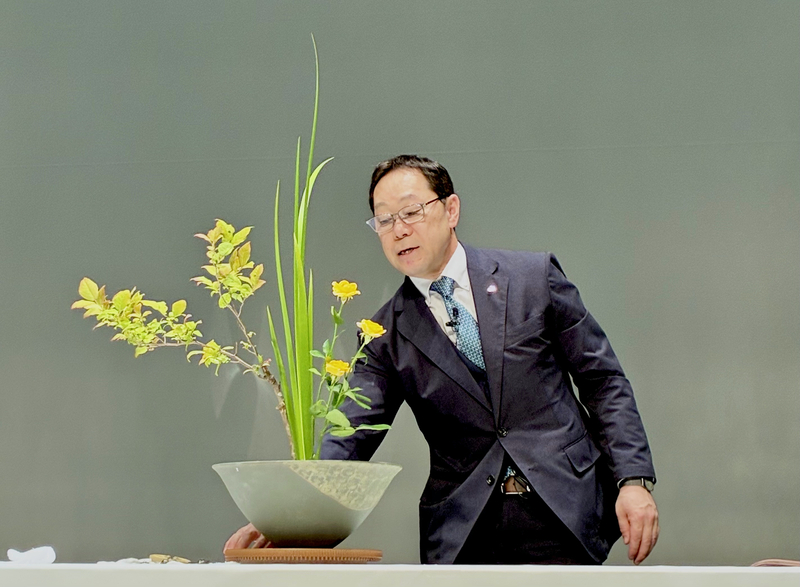 華道家元の池坊の伝統技法を学ぶ 松本市で愛好家ら｜信濃毎日新聞