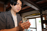 ハムスターのむーちゃんと遊ぶ菅野さん