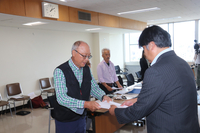 要望書を平林局長（右）に提出する栗沢さん＝15日、県庁