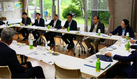 北相木村の関係者と意見交換する自民党過疎対策特別委のメンバー（奥）ら＝14日、同村
