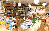 ワインやジャムなどを扱う「サンクゼールワイナリー門前店」