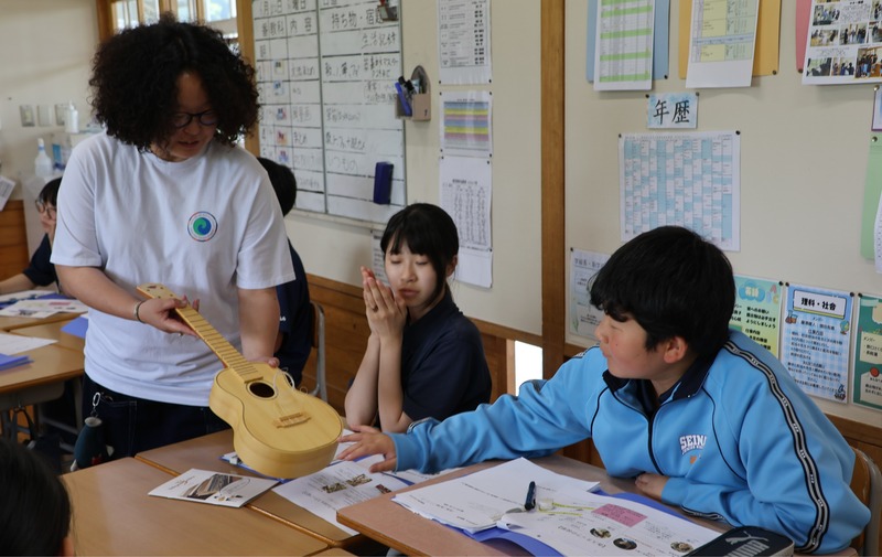 筑北村のギター工房が中学生にものづくりを伝える