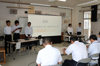 村の将来のための意見を来場者に提案する中学生