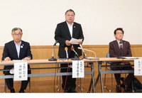 記者会見で陳謝する箕輪町の白鳥政徳町長（中央）＝23日、同町地域交流センター