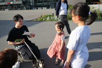 旅先でSNSのフォロワーらと交流する清水さん（左）＝清水さん提供