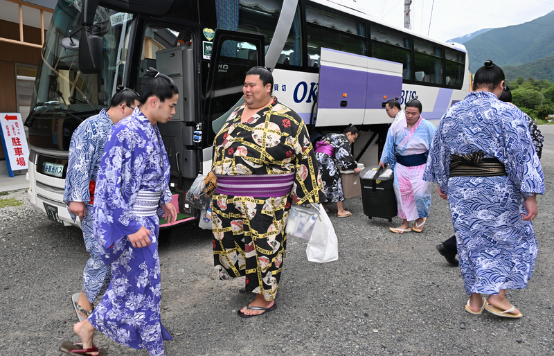 御嶽海ら出羽海部屋の力士が木曽町に 名古屋場所を前に27日まで合宿