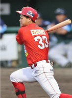 二回信濃2死満塁、佐々木が中前に逆転の2点適時打を放つ