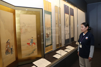 日本画や版画などが並ぶ企画展