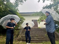 旧陸軍墓地の納骨堂を見学する生徒たち