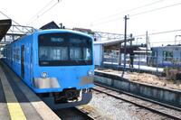 　貴生川で出発を待つ米原行き電車。奥はJR草津線＝滋賀県甲賀市