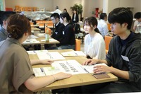 採用担当者（左）から仕事の魅力などを聞く学生たち