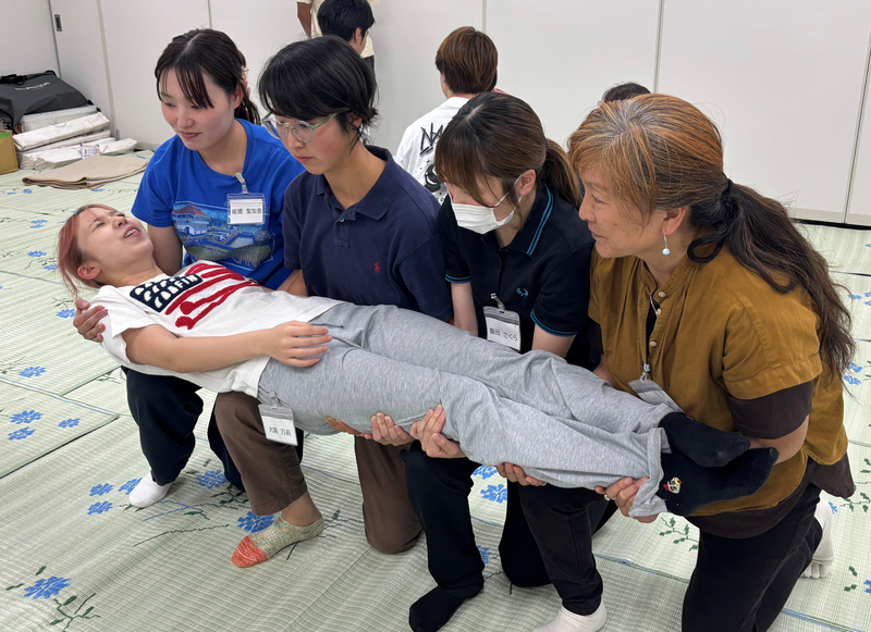 傷病者の手当てや運び方を学ぶ 日本赤十字社長野県支部が講習｜信濃