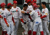 九回2死からサヨナラのソロを放ち、仲間から祝福される信濃・佐和田（中央）