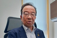 会社更生の苦難を乗り越えてトップに立ち「経営理念がぼやけてきたら駄目でしょう」と語る松峯信夫さん＝長野市