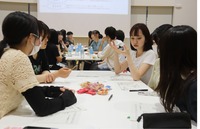 地域課題の解消に向けたアイデアを出し合う学生たち＝29日、長野市