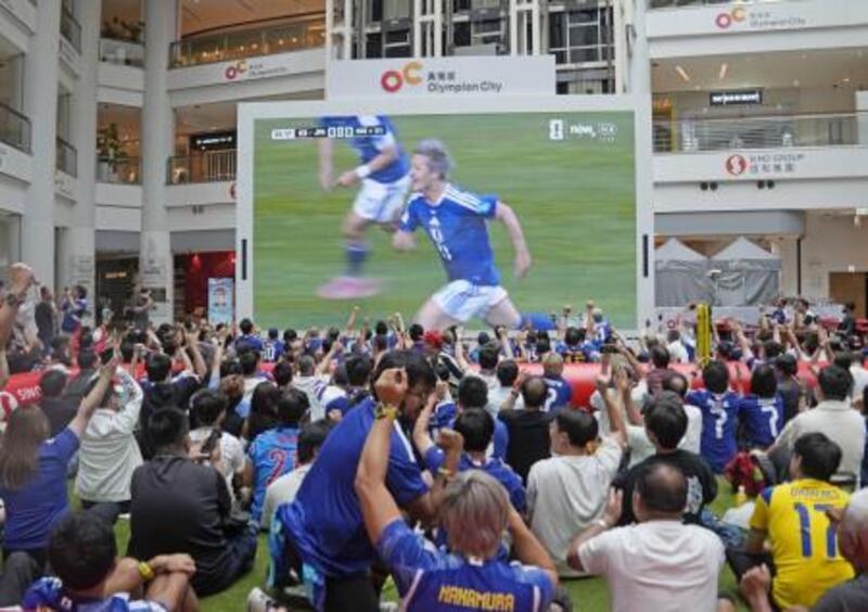 【入手困難】日本代表 応援法被 旧デザイン 当時物 サッカーサポーター 香港人、日本代表応援に熱気 観戦会にサポーター殺到｜信濃毎日新聞