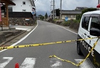 規制線が張られた事件現場付近＝1日午前11時ごろ、東御市新張