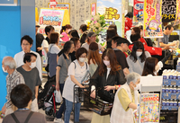 買い物客でにぎわう松本シェーナの店内＝30日午前11時32分、松本市中央1