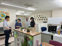 開設した相談室で話す中山さん（左）と飯田さん（右から2人目）、相談・調査員