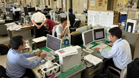 県と木曽郡内の町村から派遣された職員が机を並べる木曽広域連合の執務スペース＝6月16日、木曽町の県木曽合同庁舎