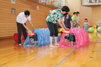腸に見立てたトンネルをくぐり抜ける児童たち