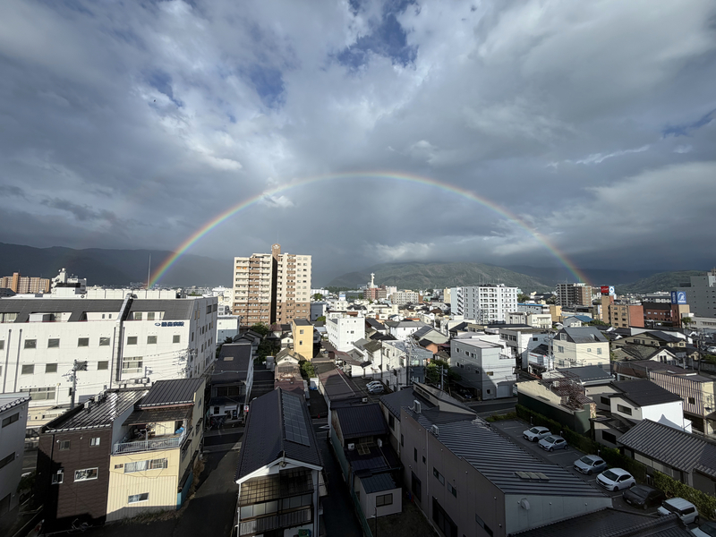 長野県 写真 丸虹 松本市街地に鮮やかな虹が出現 よく見てみると二重のアーチ｜信濃毎日