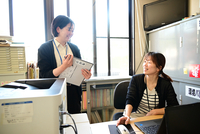 村役場で談笑する保健師の原さん（左）と飯島さん＝6月1日、売木村