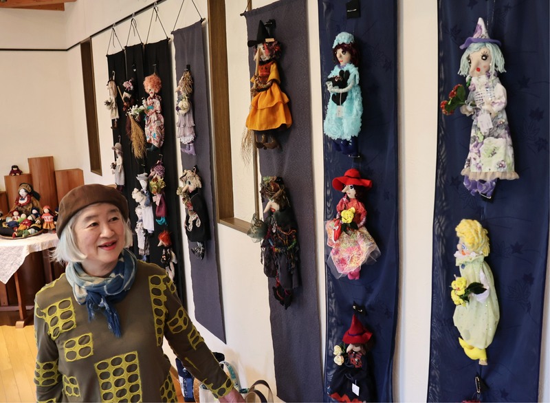 個性あふれる「魔女」壁一面に50点 原村の人形作家が茅野市で展示 受講