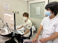 アドバンス助産師の小口さん（左）と県立木曽病院の助産師山本さん