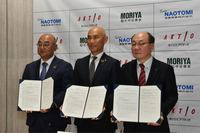事業協定書を手にする（左から）木下社長、伊藤社長、小沼社長