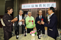 パーティーで談笑する（左から）大日向暁子さん、宮坂清さん、高沢勇一さん、佐藤権一さん、小坂壮太郎・信濃毎日新聞社社長＝3日、長野市県町のホテル国際21