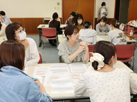 CTGの基本を確認した研修会で自身の考えを述べる助産師