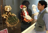 「ちょっと怖い人形展」に展示されている和製フランス人形