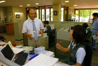 社員に声をかける塚越さん。「社員の幸せの追求」が信条だった＝2005年7月