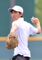 開幕試合で始球式を務めた渡部暁斗さん
