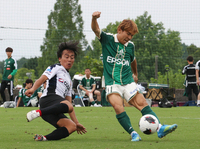 JFL三重との練習試合で、チーム2点目のシュートを決める松本山雅・金子翔（中央右）