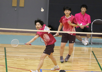 バドミントン女子団体　優勝したASTROBALSの第1ダブルス、広沢（手前）・山下組