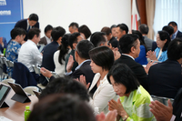 自民党本部での会合に出席する藤田さん（手前中央の白のジャケット）＝6月26日、東京・永田町
