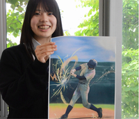 最優秀賞に選ばれたイラストを持つ松岡莉奈さん